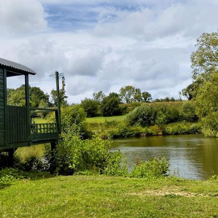 Charming Tranquil Shepherds Hut With Lakeside Balcony 'Roach' Uckfield Kültér fotó