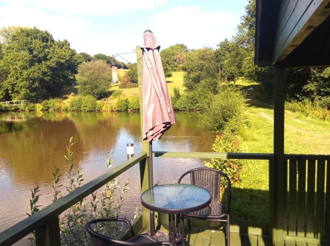 Charming Tranquil Shepherds Hut With Lakeside Balcony 'Roach' Uckfield Kültér fotó
