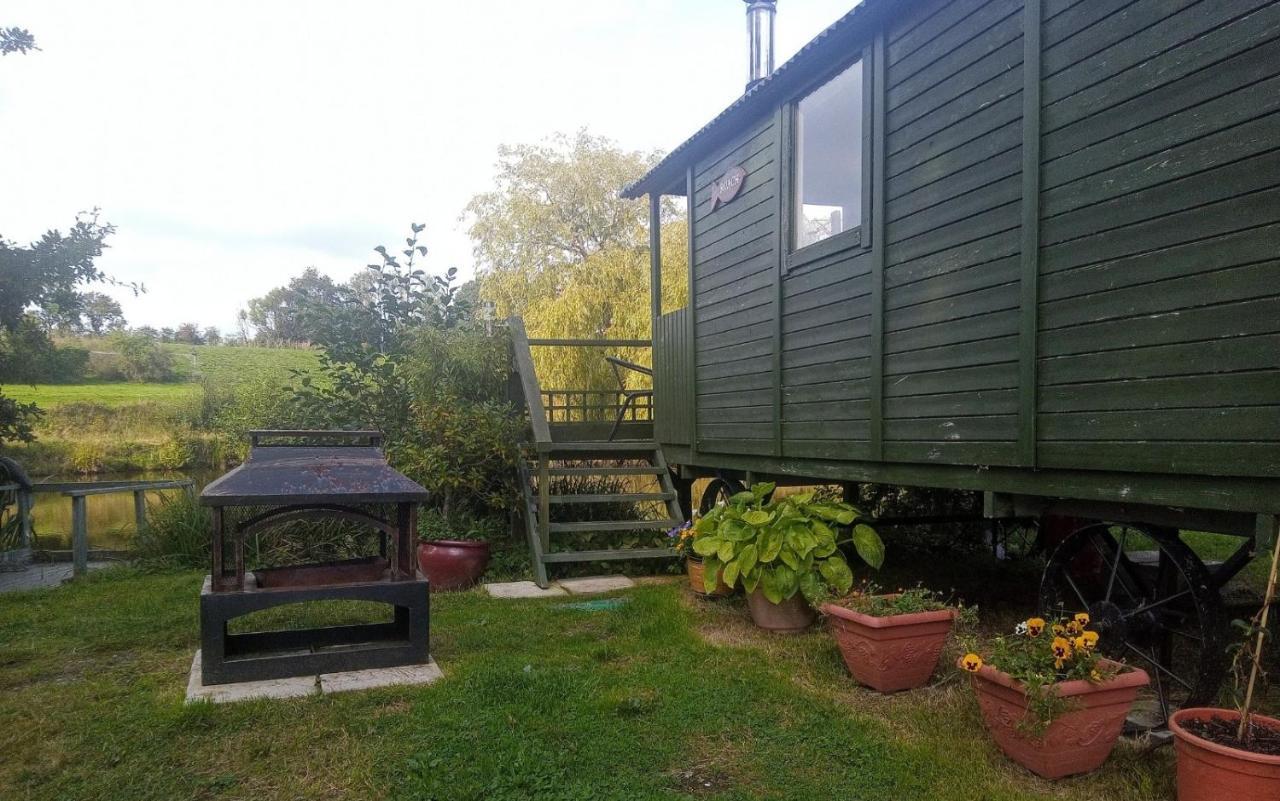 Charming Tranquil Shepherds Hut With Lakeside Balcony 'Roach' Uckfield Kültér fotó