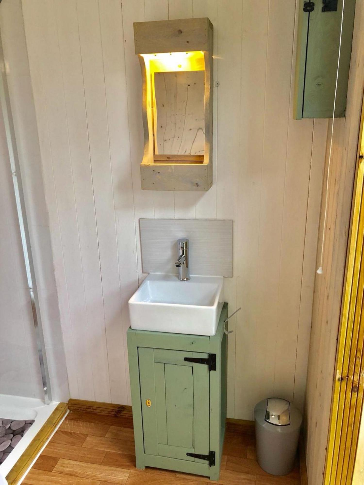 Charming Tranquil Shepherds Hut With Lakeside Balcony 'Roach' Uckfield Kültér fotó