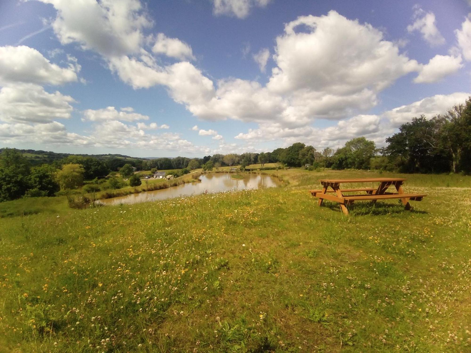 Charming Tranquil Shepherds Hut With Lakeside Balcony 'Roach' Uckfield Kültér fotó